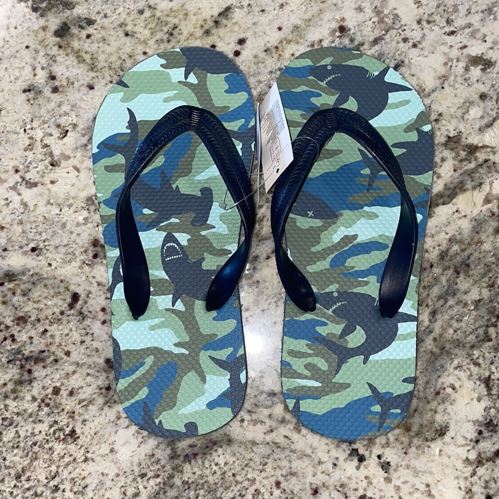 NWT Gap Boys Shark Camo flip flops